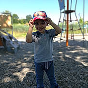 Anis participe au concours pour gagner de l'argent avec cette photo : child, boy, cap, smile, playground, gravel, outdoor, daylight, clothing, shoes, happy, toy, background, nature, trees, blue_sky, casual, cute, kid, recreation