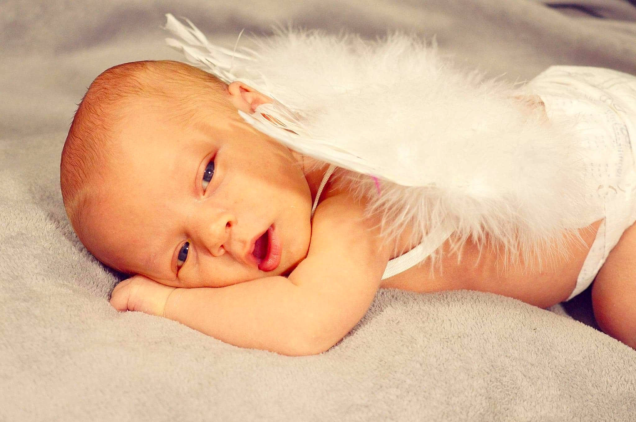 Gabin a rejoint le concours — aidez-le/la à gagner de superbes lots ! baby, baby_sleeping, child, close_up, comfort, eye, eyebrow, eyelash, face, fashion_accessory, flash_photography, fur, gesture, happy, human_leg, lip, nail, nose, person, skin