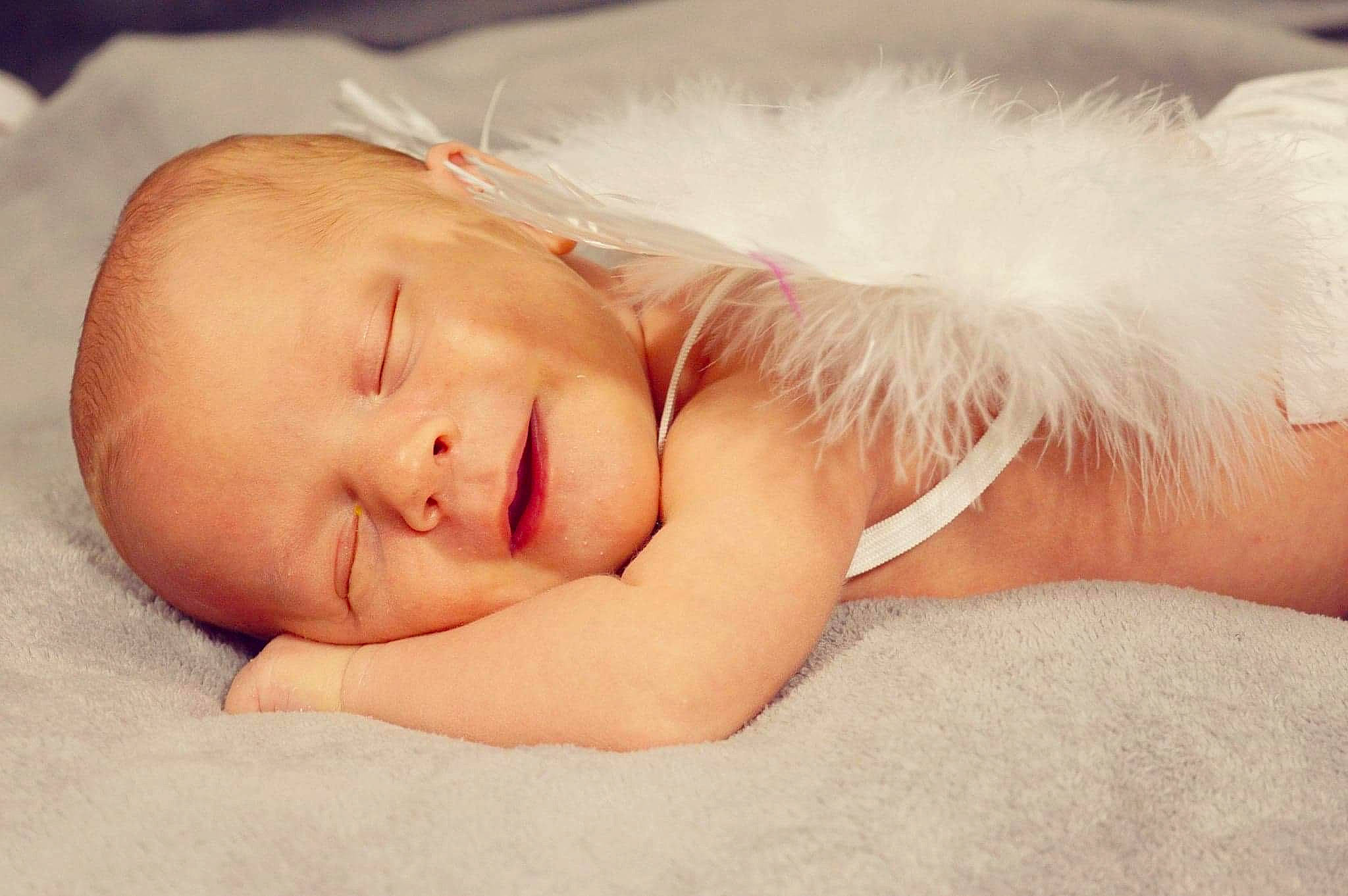 Gabin participe au concours pour gagner de l'argent avec cette photo : baby, baby_sleeping, bedtime, child, close_up, comfort, eye, eyebrow, finger, gesture, hand, happy, human_body, linens, lip, nap, nose, person, portrait_photography, skin