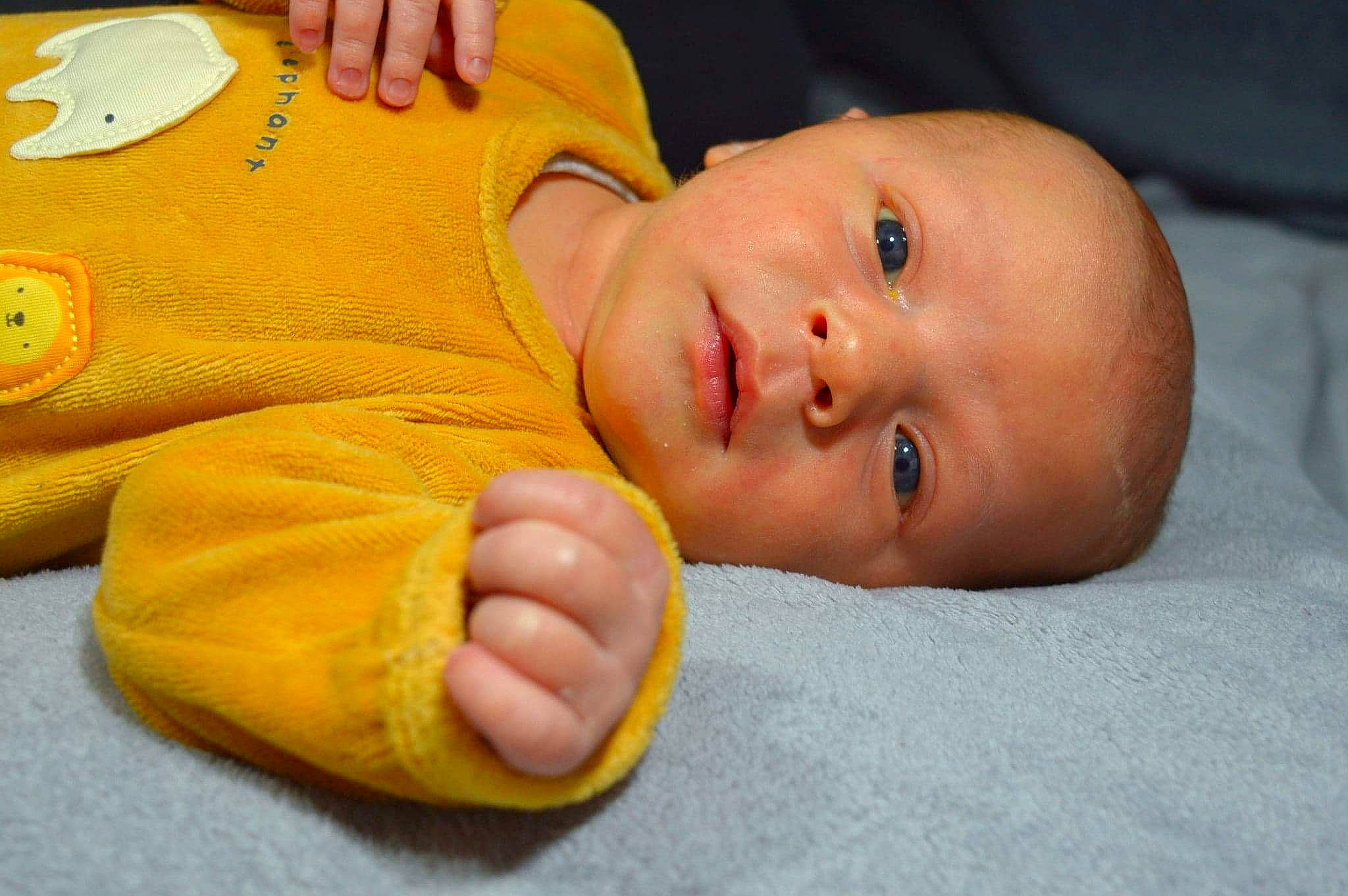 Gabin a rejoint le concours — aidez-le/la à gagner de superbes lots ! arm, baby, baby_toddler_clothing, cheek, child, close_up, comfort, eye, face, finger, flooring, foot, gesture, human_body, nail, nose, person, skin, thumb, toddler