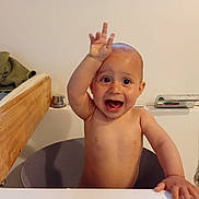 Paul a rejoint le concours — aidez-le/la à gagner de superbes lots ! baby, bathroom, bathtub, child, cute, expression, face, hand, happy, infant, joyful, naked, playful, pose, portrait, skin, towel, water, young, smile
