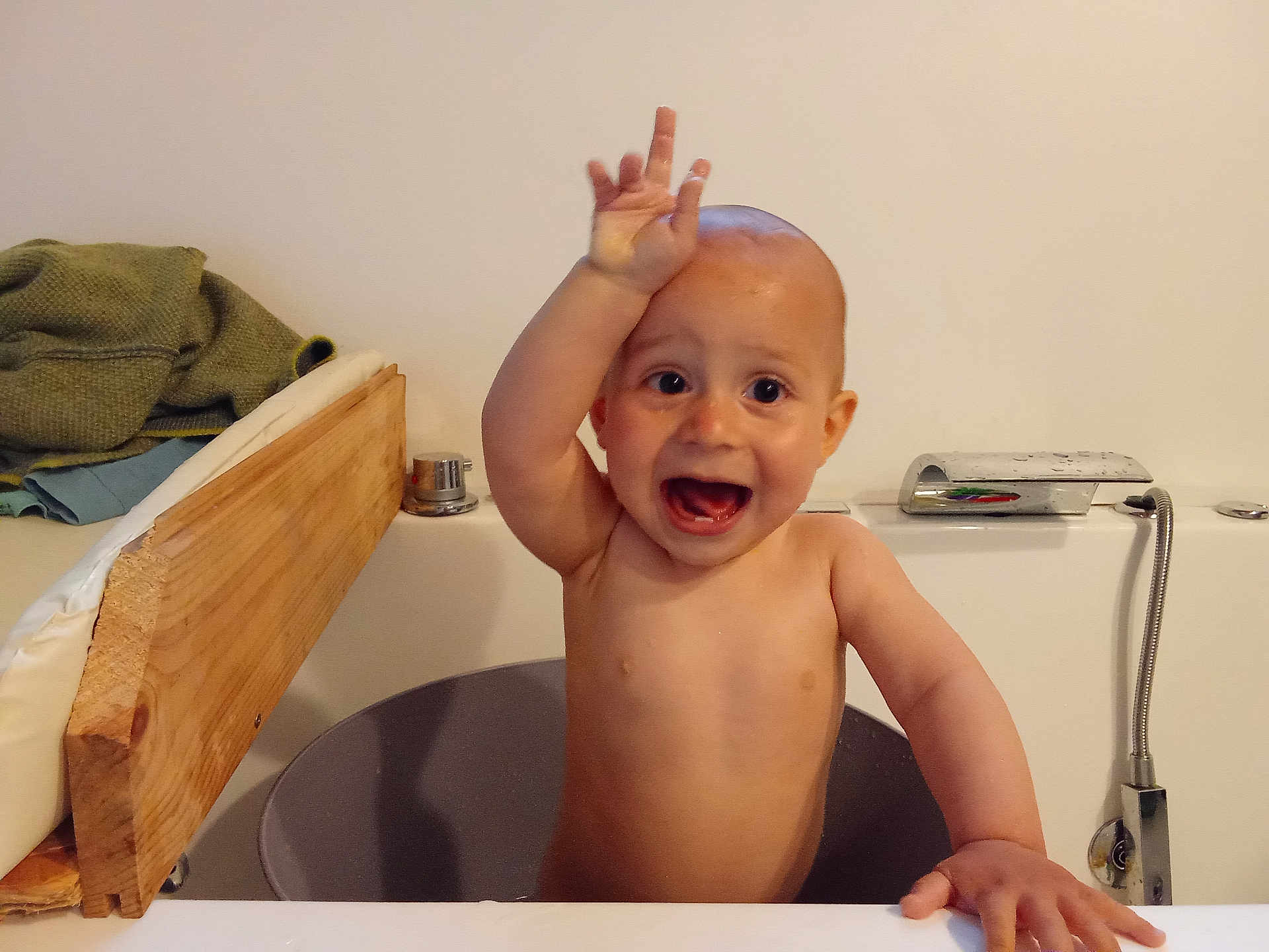 Paul a rejoint le concours — aidez-le/la à gagner de superbes lots ! baby, bathroom, bathtub, child, cute, expression, face, hand, happy, infant, joyful, naked, playful, pose, portrait, skin, towel, water, young, smile