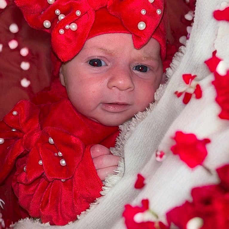 Synnaya participe au concours pour gagner de l'argent avec cette photo : baby, blanket, clothing, costume, dress, face, flower, furniture, happy, hat, head, lady, newborn, person, petal, photography, plant, portrait, rose, smile
