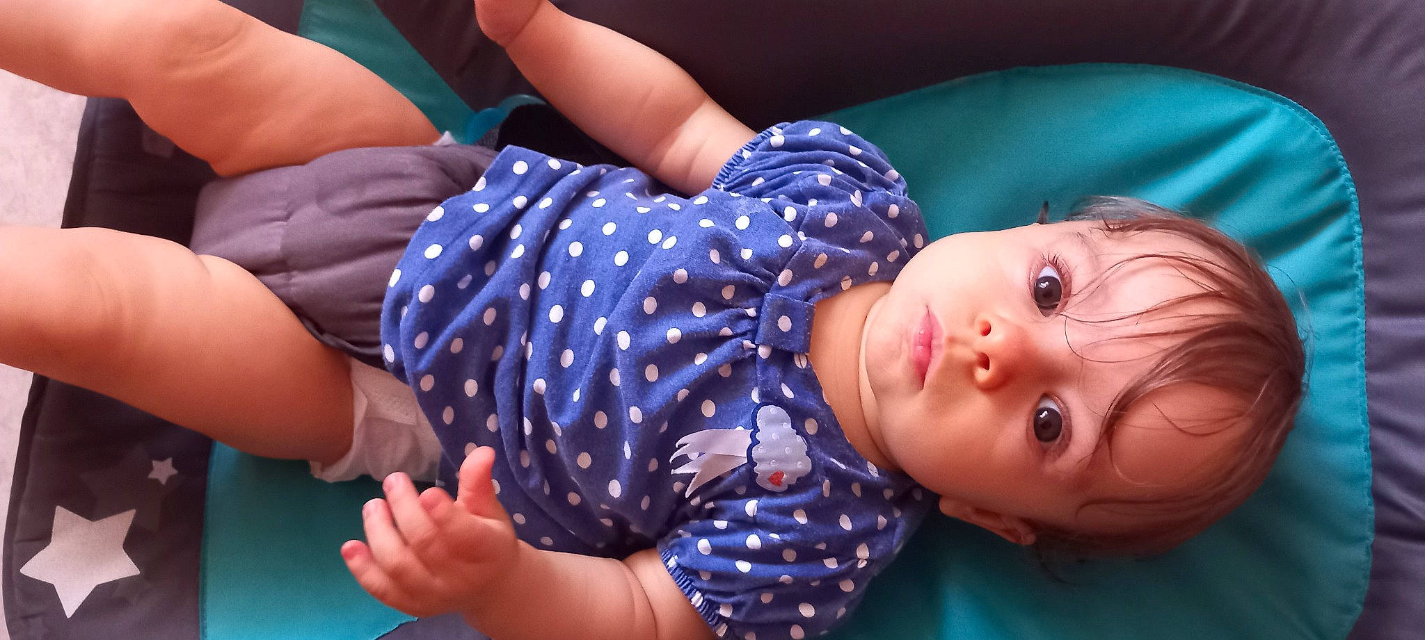 Clara a rejoint le concours — aidez-le/la à gagner de superbes lots ! azure, baby, baby_toddler_clothing, child, comfort, elbow, electric_blue, eyelash, facial_expression, finger, fun, gesture, hand, human_body, joint, mouth, muscle, person, sleeve, textile