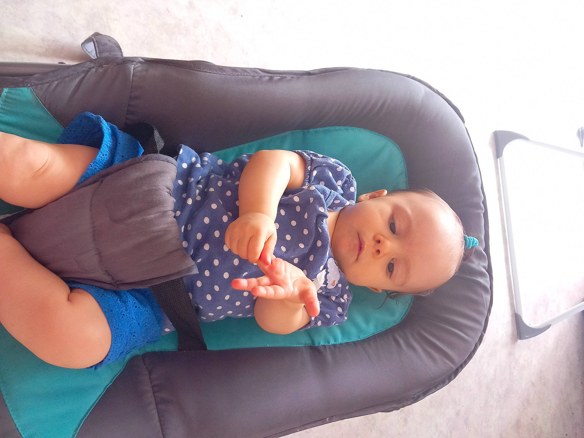 Clara participe au concours pour gagner de l'argent avec cette photo : arm, baby, baby_products, baby_sleeping, baby_toddler_clothing, child, comfort, couch, electric_blue, finger, fun, human_body, human_leg, lap, leg, leisure, linens, person, sitting, thigh