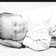 Haroun a rejoint le concours — aidez-le/la à gagner de superbes lots ! baby, newborn, infant, sleeping, face, hand, palm, blanket, swaddle, onesie, star_pattern, black_and_white, high_key, portrait, closeup, peaceful, soft_texture, watermark, head, fabric