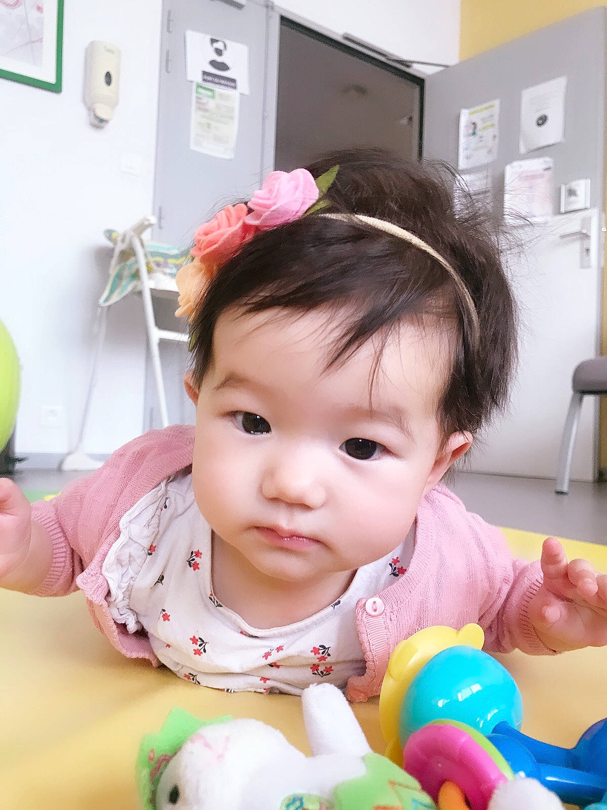 Charlotte a rejoint le concours — aidez-le/la à gagner de superbes lots ! baby, baby_playing_with_toys, baby_products, baby_toddler_clothing, cheek, child, ear, eyelash, fashion_accessory, hair, happy, head, nose, person, pink, room, skin, sweetness, toddler, toy