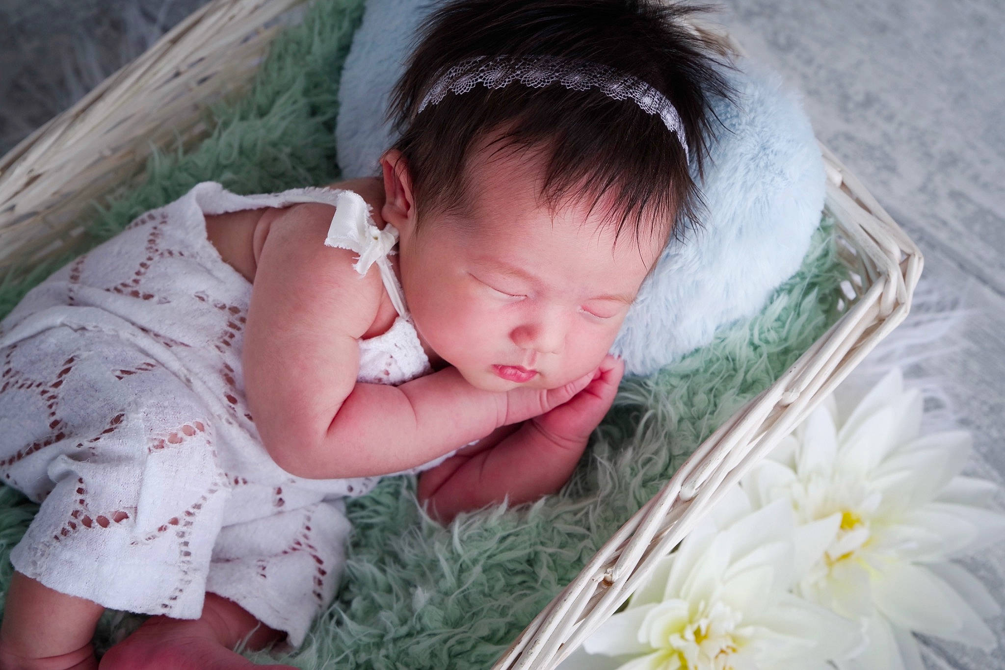 Charlotte a rejoint le concours — aidez-le/la à gagner de superbes lots ! baby, baby_toddler_clothing, cheek, child, dress, eye, fashion_accessory, grass, happy, head, nose, pattern, people_in_nature, person, petal, pink, plant, sitting, skin, toddler