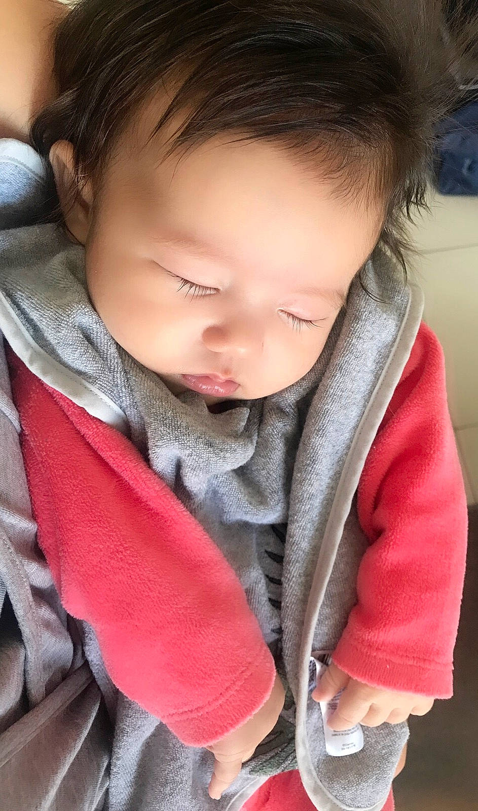 Charlotte participe au concours pour gagner de l'argent avec cette photo : arm, baby_toddler_clothing, cheek, comfort, ear, eye, eyebrow, eyelash, hairstyle, hand, human_body, iris, lip, mouth, neck, nose, outerwear, person, product, skin