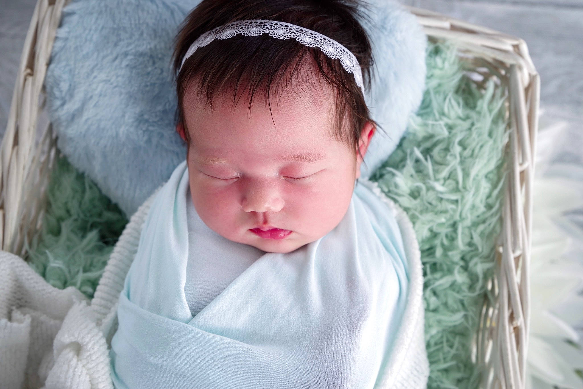 Charlotte a rejoint le concours — aidez-le/la à gagner de superbes lots ! baby, baby_toddler_clothing, cheek, dress, eye, eyelash, face, hair, head, headgear, human_body, lip, mouth, neck, nose, person, product, skin, sleeve, textile