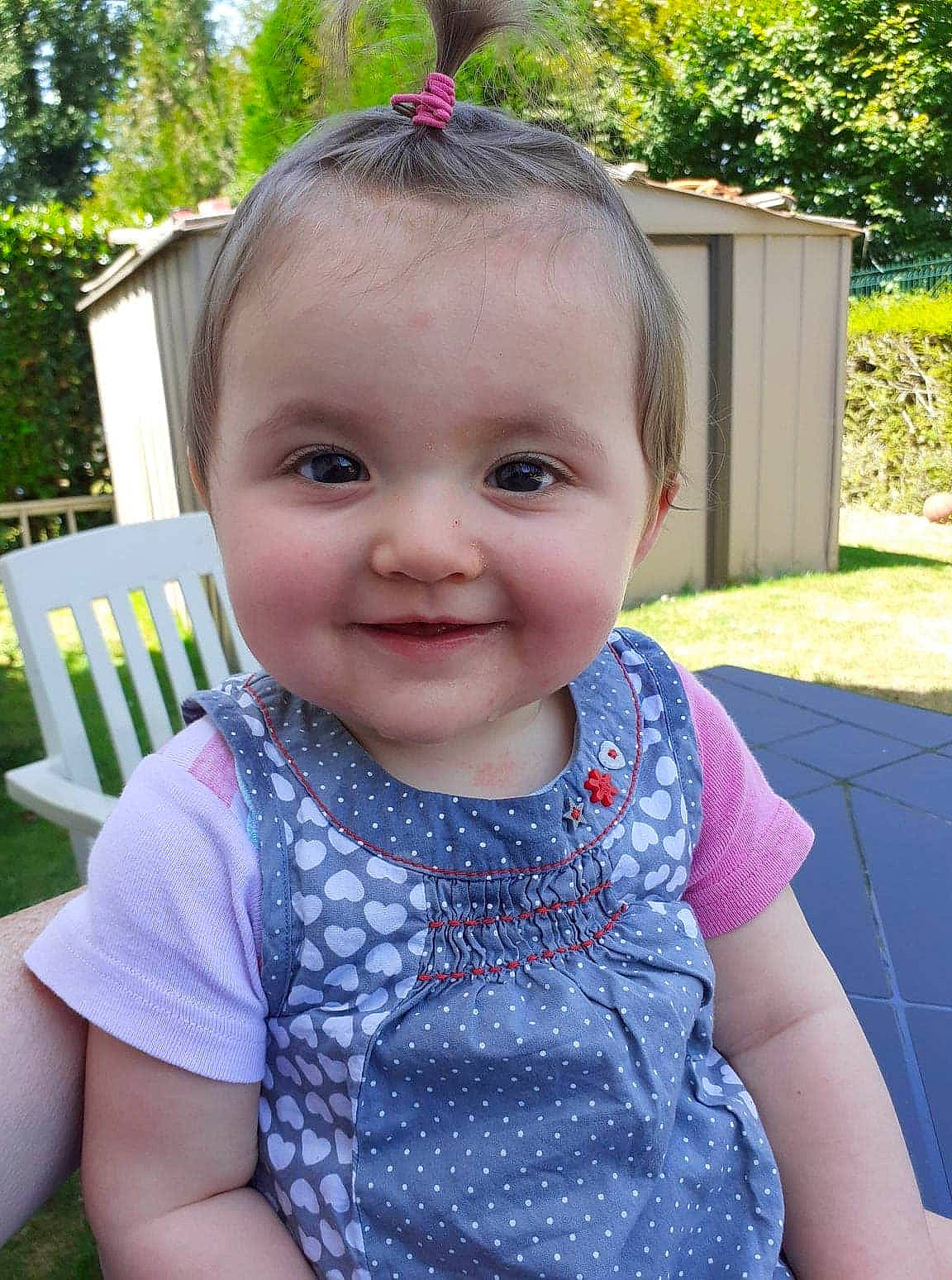 Océane a rejoint le concours — aidez-le/la à gagner de superbes lots ! baby, baby_toddler_clothing, cheek, child, face, grass, head, iris, joy, lip, neck, pattern, person, pink, skin, smile, summer, toddler