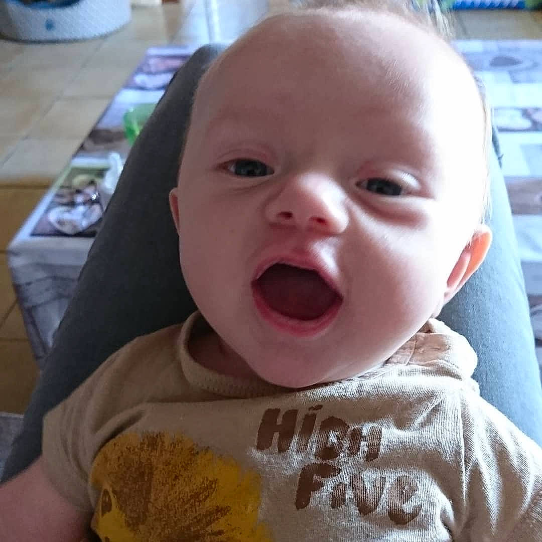Liam participe au concours pour gagner de l'argent avec cette photo : baby, baby_laughing, baby_making_funny_faces, cheek, child, chin, face, facial_expression, head, laugh, lip, mouth, nose, person, skin, smile, toddler, tongue, yawn