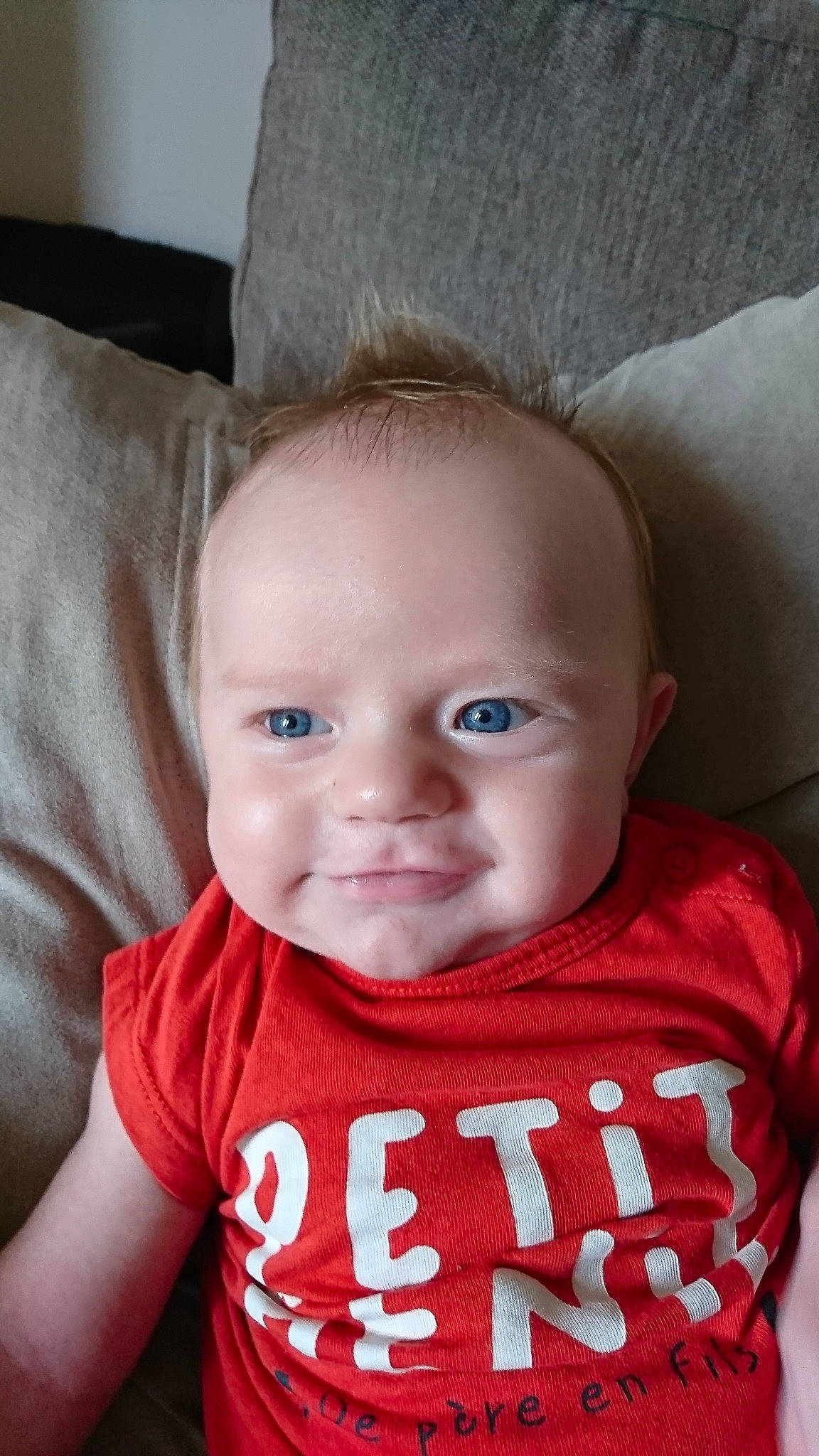 Liam participe au concours pour gagner de l'argent avec cette photo : baby, cheek, child, chin, ear, eye, face, facial_expression, head, lip, mouth, nose, person, red, skin, smile, toddler