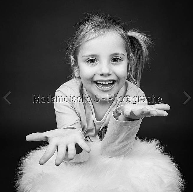 Kaylia participe au concours pour gagner de l'argent avec cette photo : black_and_white, child, child_model, facial_expression, feather, finger, fun, fur, gesture, hand, happy, joy, monochrome, monochrome_photography, person, photograph, photography, portrait, portrait_photography, smile