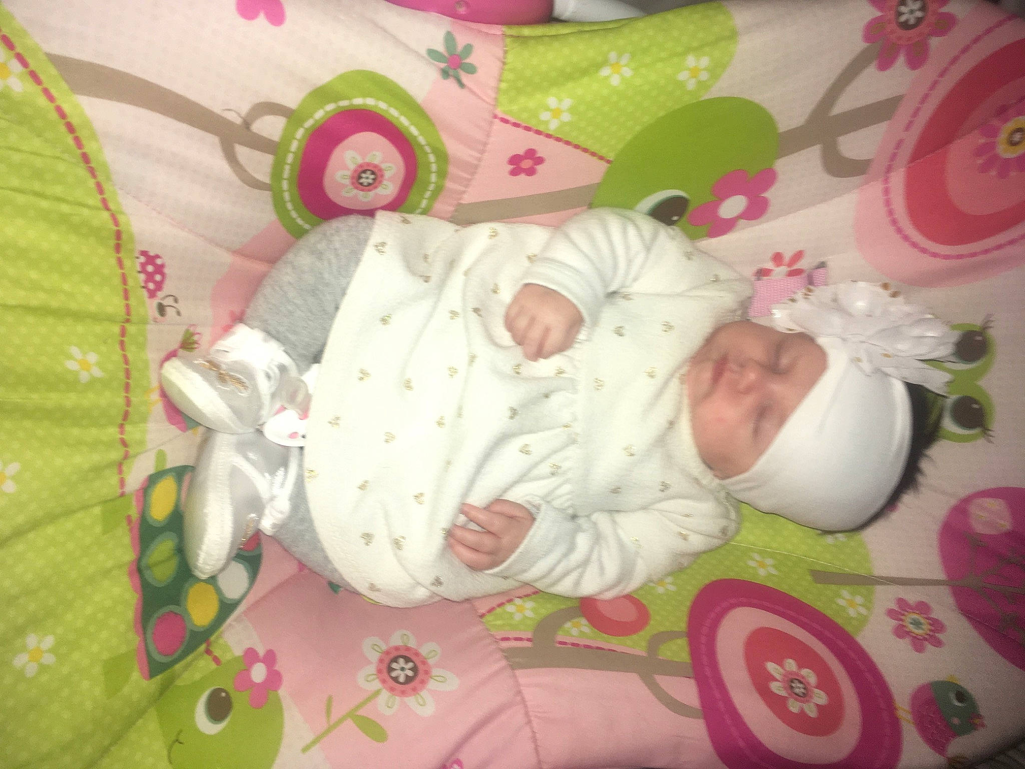 Lili participe au concours pour gagner de l'argent avec cette photo : baby, baby_products, baby_safety, baby_sleeping, baby_toddler_clothing, baby_toys, bedding, bedtime, carmine, child, comfort, face, head, headwear, linens, nap, pattern, person, pink, room