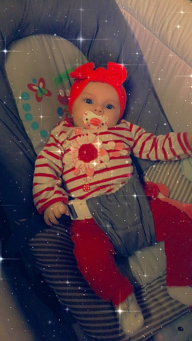 Lili a rejoint le concours — aidez-le/la à gagner de superbes lots ! baby_toddler_clothing, carmine, cheek, child, christmas, christmas_eve, doll, event, fictional_character, fun, happy, headwear, holiday, ornament, pattern, person, product, red, sleeve, standing