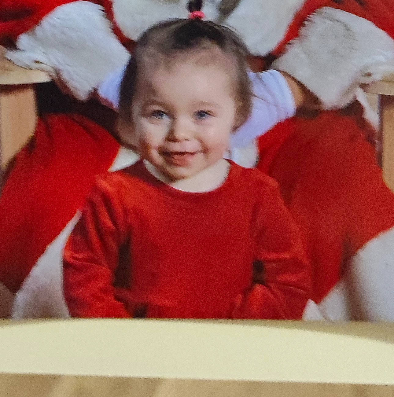 Valentina a rejoint le concours — aidez-le/la à gagner de superbes lots ! baby, cheek, child, event, facial_expression, fun, hair, happy, joy, mammal, mouth, organ, people, person, red, sleeve, smile, snapshot, standing, t_shirt