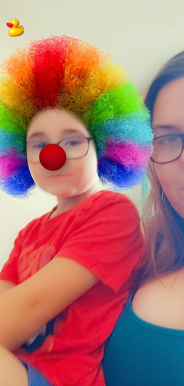 Erwan participe au concours pour gagner de l'argent avec cette photo : child, costume, electric_blue, entertainment, event, eyewear, fashion_accessory, fun, fur, hair_coloring, happy, magenta, nose, party_supply, performing_arts, person, red, stuffed_toy, t_shirt, toy