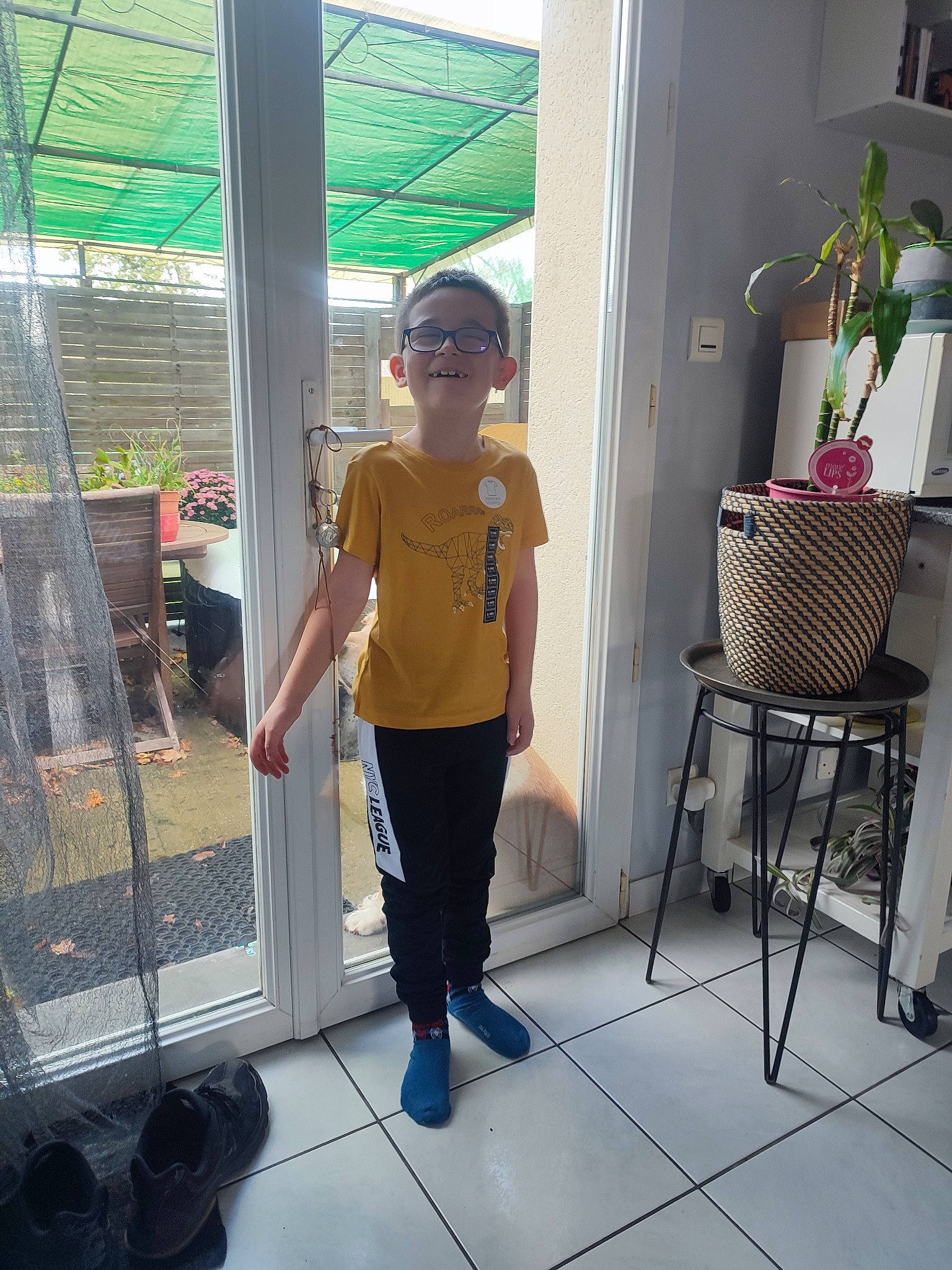 Erwan a rejoint le concours — aidez-le/la à gagner de superbes lots ! baseball_cap, cap, chair, door, eyewear, flooring, glass, hat, house, houseplant, interior_design, joy, leisure, mesh, metal, person, plant, room, sunglasses, t_shirt