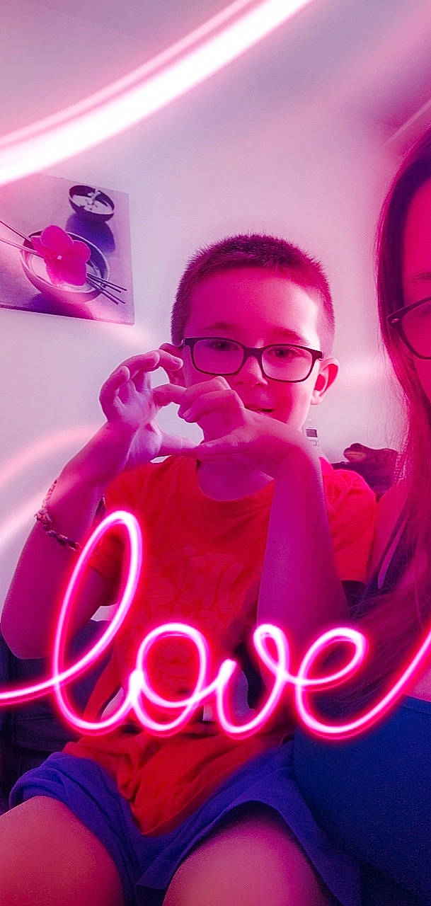Erwan a rejoint le concours — aidez-le/la à gagner de superbes lots ! cool, entertainment, event, eyewear, font, fun, glasses, happy, light, magenta, neon, person, personal_protective_equipment, pink, plant, purple, red, snapshot, violet, vision_care