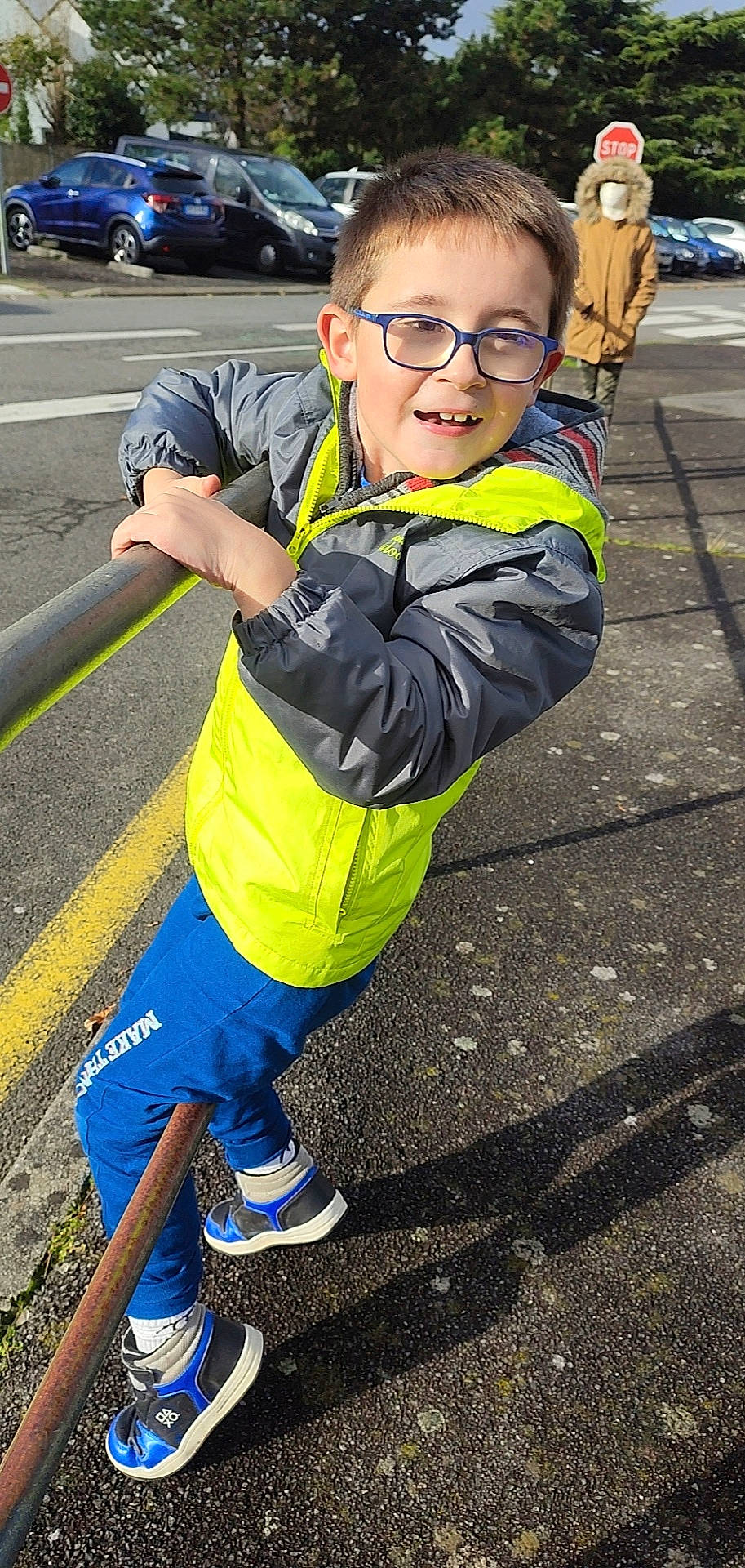 Erwan a rejoint le concours — aidez-le/la à gagner de superbes lots ! asphalt, automotive_tire, child, city, cool, electric_blue, eyewear, fun, gesture, grass, leisure, person, personal_protective_equipment, play, recreation, sneakers, soil, standing, tire, toddler