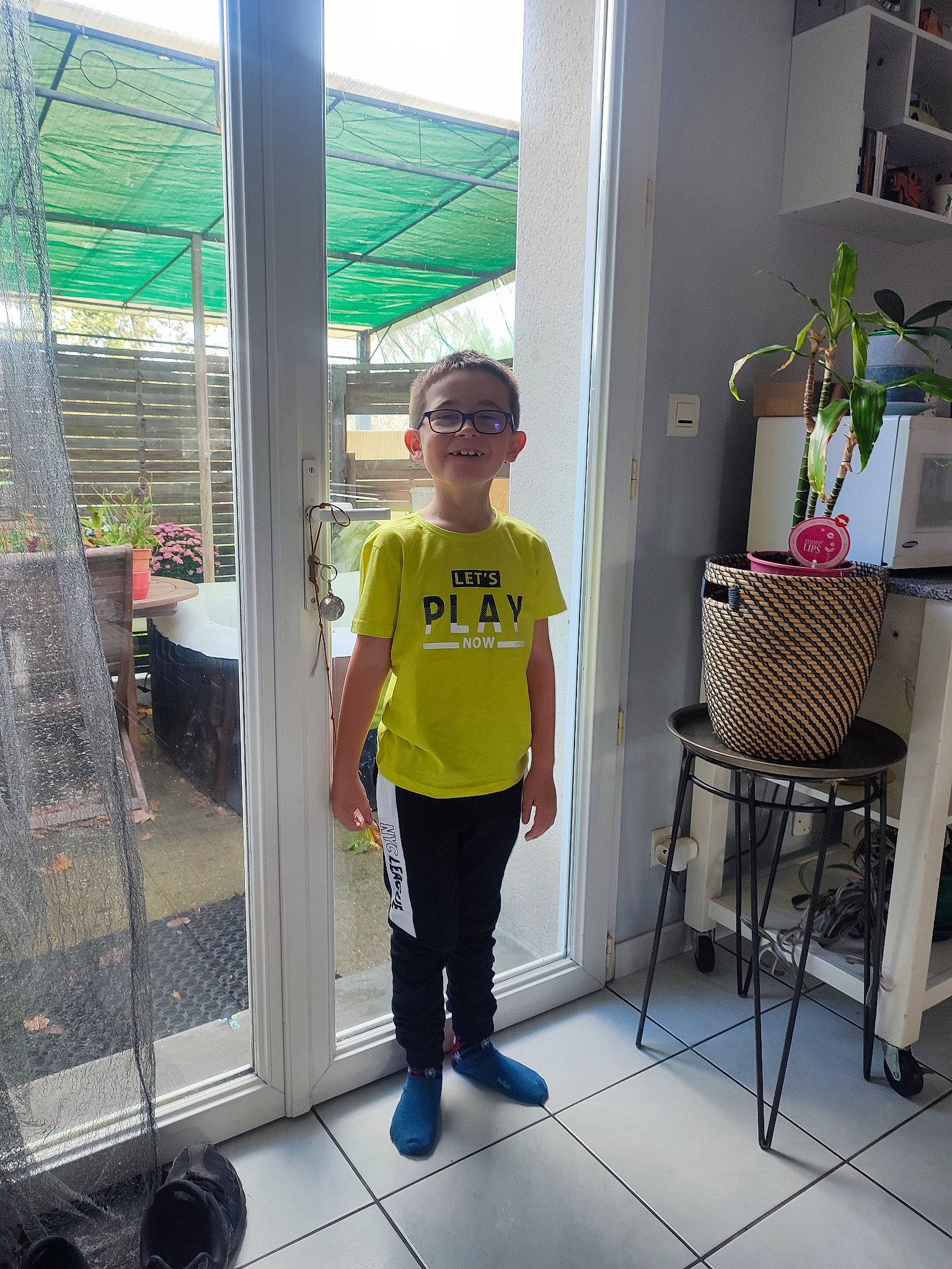 Erwan participe au concours pour gagner de l'argent avec cette photo : child, eyewear, flooring, flowerpot, fun, glass, hat, houseplant, interior_design, joy, leisure, mesh, metal, person, plant, room, shade, shorts, sunglasses, t_shirt