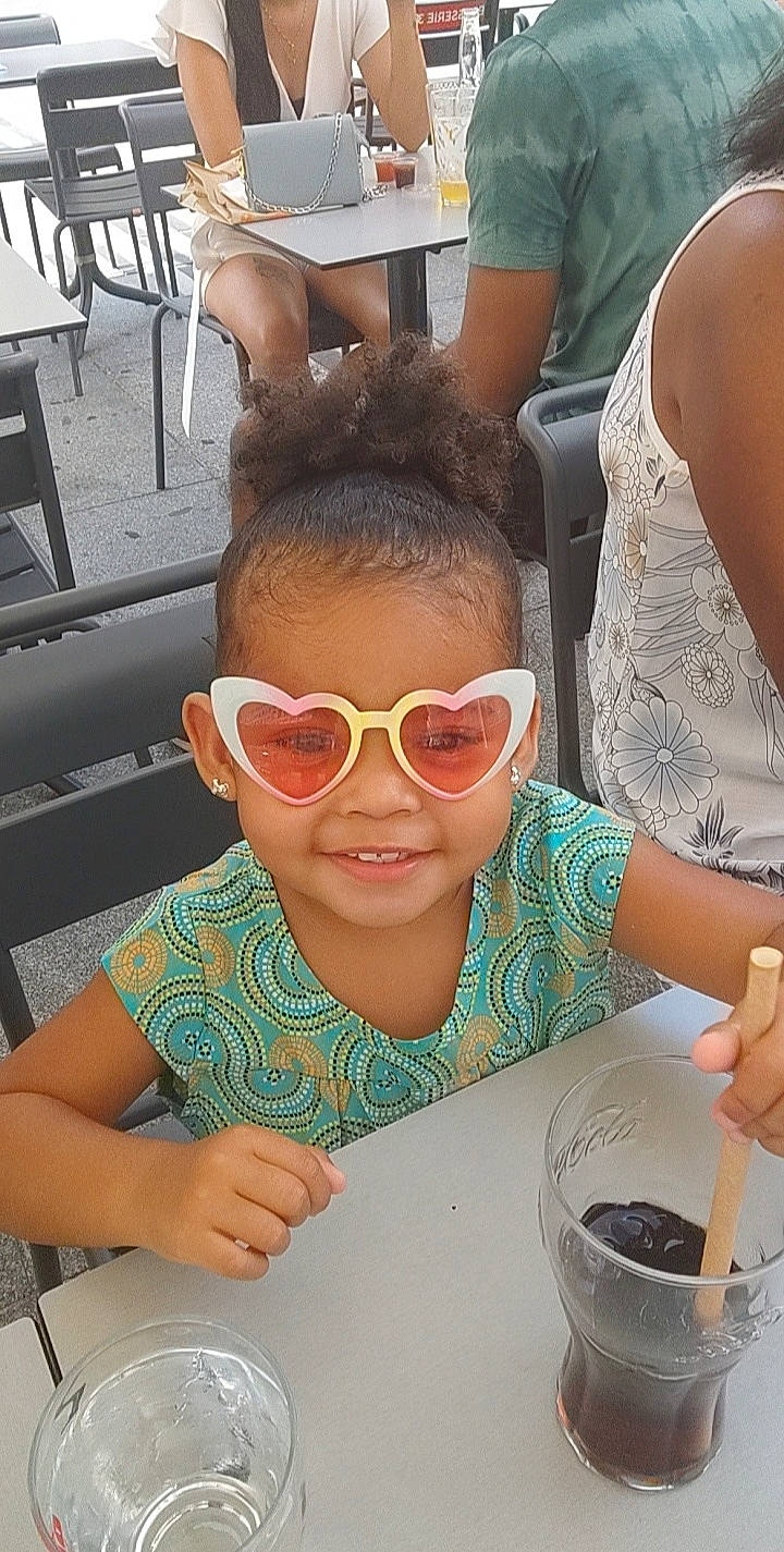 Naomy participe au concours pour gagner de l'argent avec cette photo : chair, child, cool, cup, drinkware, eyewear, fun, glasses, goggles, happy, joy, person, plate, serveware, smile, snapshot, sunglasses, t_shirt, table, tableware