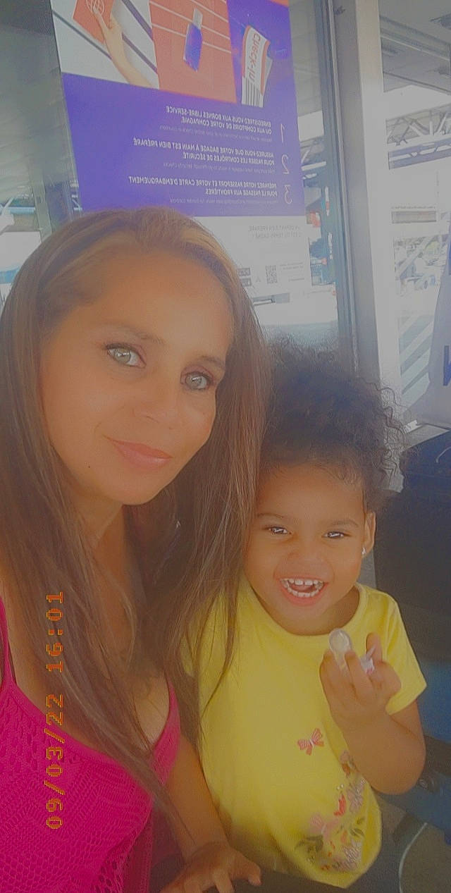 Naomy participe au concours pour gagner de l'argent avec cette photo : beauty, brown_hair, cheek, event, eyebrow, eyelash, forehead, fun, hairstyle, happy, iris, joy, layered_hair, leisure, lip, makeover, mouth, nose, person, skin