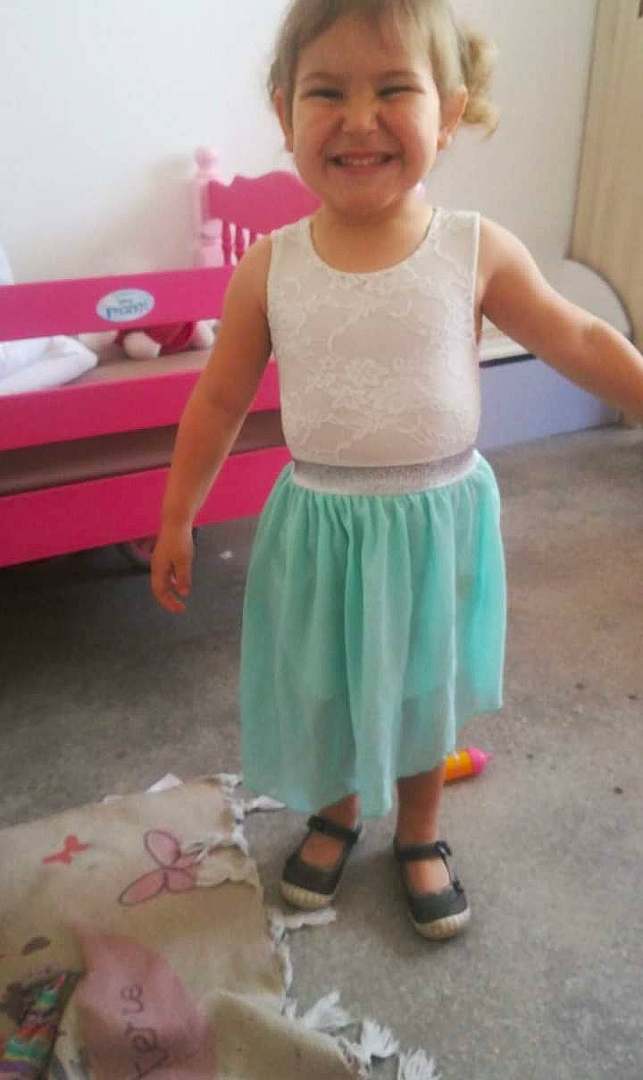 Lucie a rejoint le concours — aidez-le/la à gagner de superbes lots ! child, clothing, day, dress, flooring, girl, infant, joy, leg, person, pink, play, shorts, standing, textile, toddler