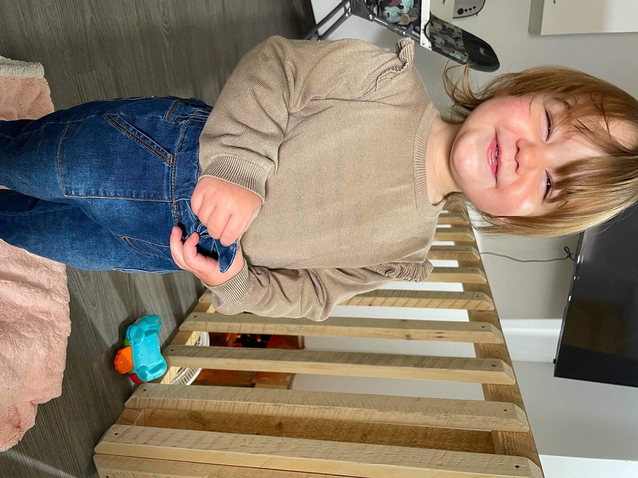 Lily-rose a rejoint le concours — aidez-le/la à gagner de superbes lots ! clothing, comfort, denim, eyewear, flooring, fun, happy, hardwood, human_body, jeans, joy, mammal, organ, person, room, smile, toddler, varnish, vertebrate, white