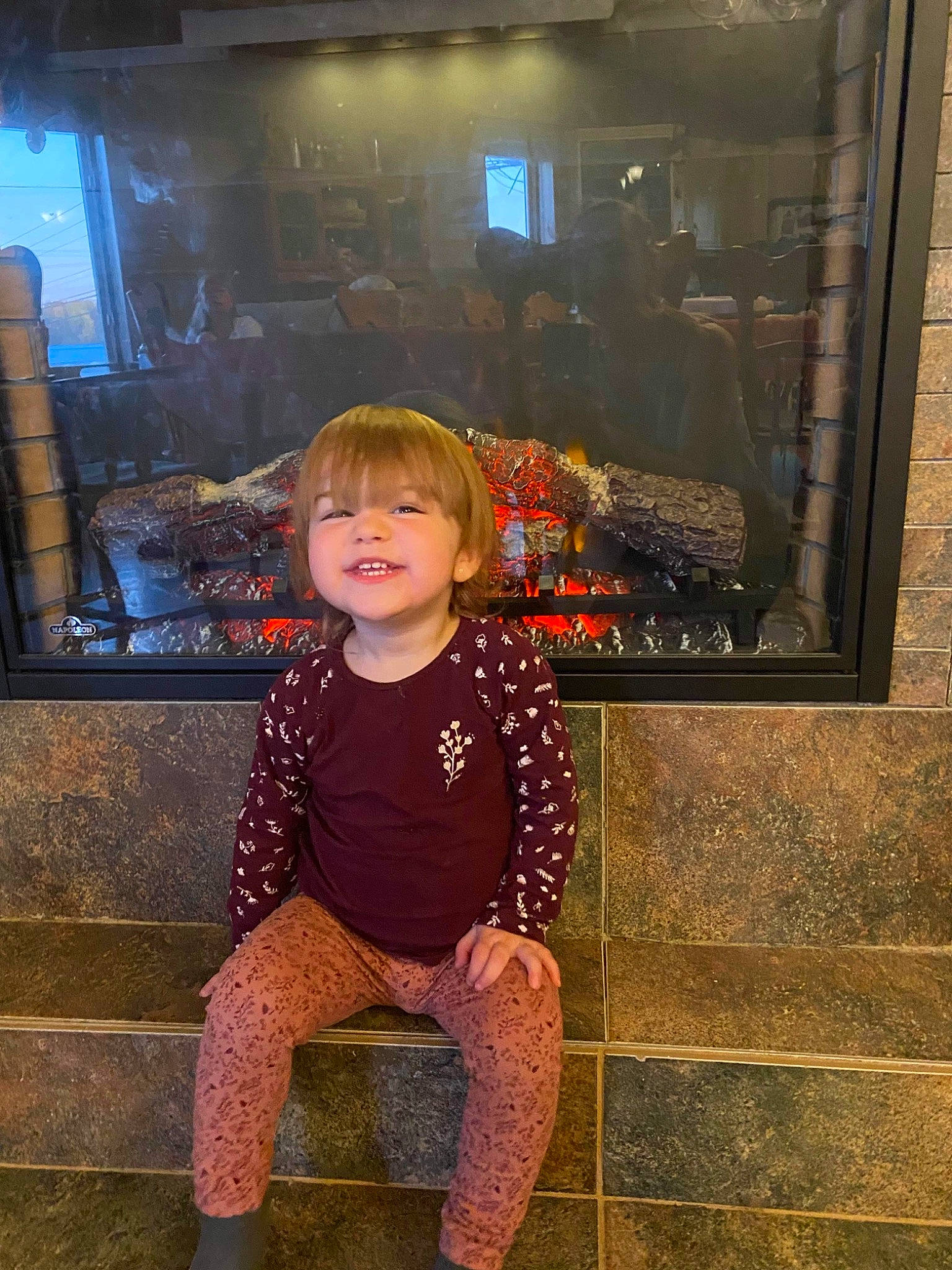 Lily-rose a rejoint le concours — aidez-le/la à gagner de superbes lots ! baby_toddler_clothing, child, flash_photography, flooring, fun, glass, happy, human_leg, joy, knee, pattern, person, room, sitting, sleeve, smile, t_shirt, thigh, toddler, vacation