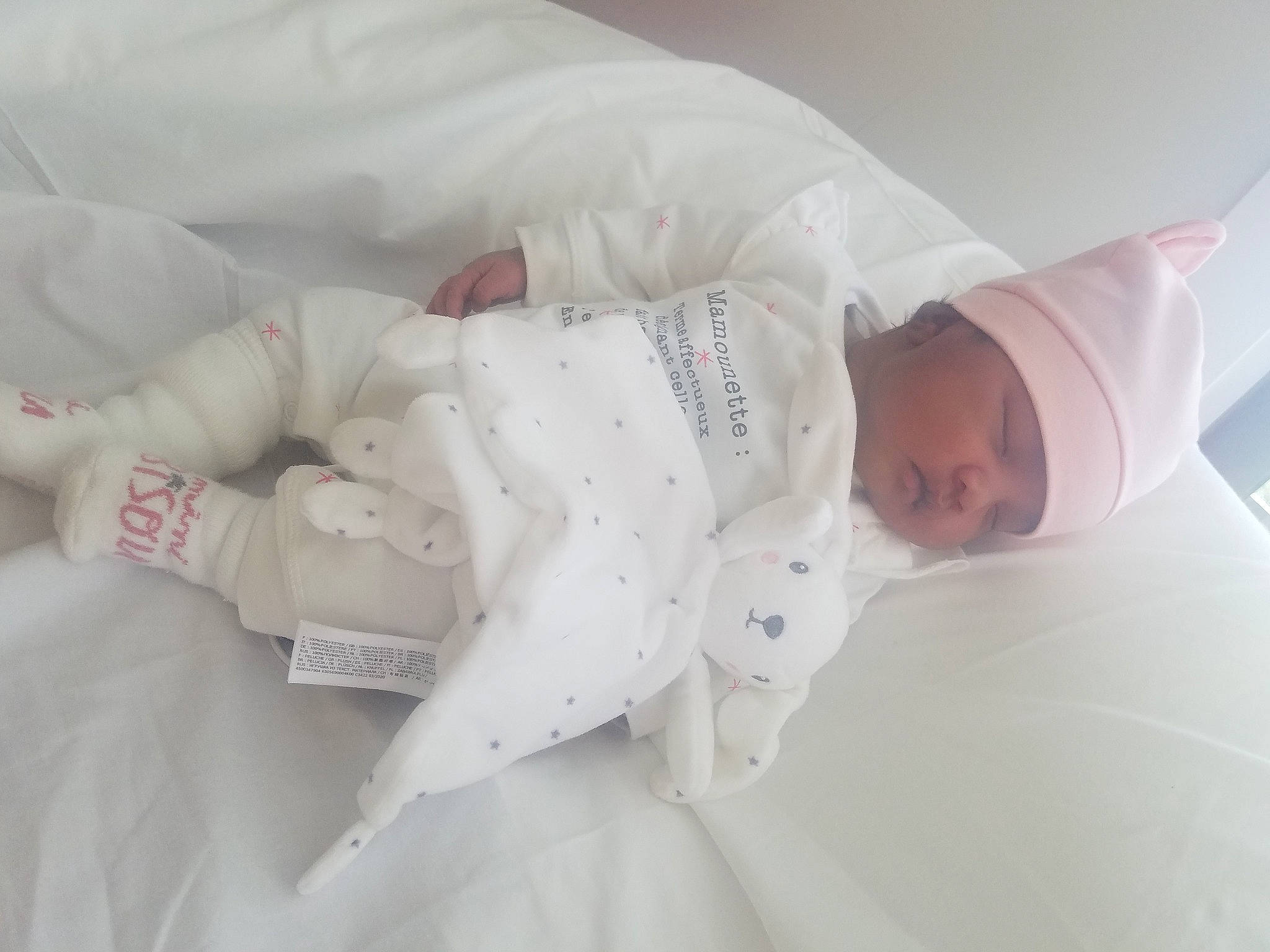 Rose a rejoint le concours — aidez-le/la à gagner de superbes lots ! baby, baby_products, baby_safety, baby_sleeping, baby_toddler_clothing, bed, bed_sheet, bedding, bedtime, child, comfort, event, headwear, linens, nap, person, product, room, skin, sleep