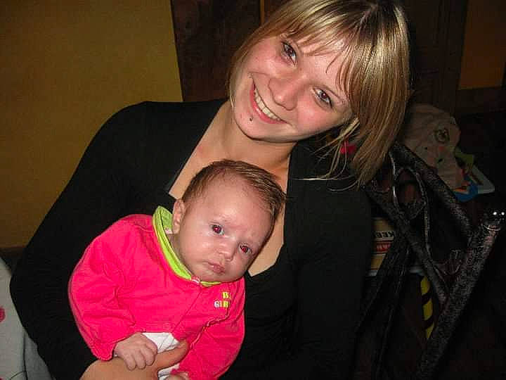 Lily participe au concours pour gagner de l'argent avec cette photo : baby, baby_toddler_clothing, cheek, child, comfort, couch, ear, event, finger, flash_photography, fun, happy, human_body, iris, joy, lap, mouth, nose, person, skin