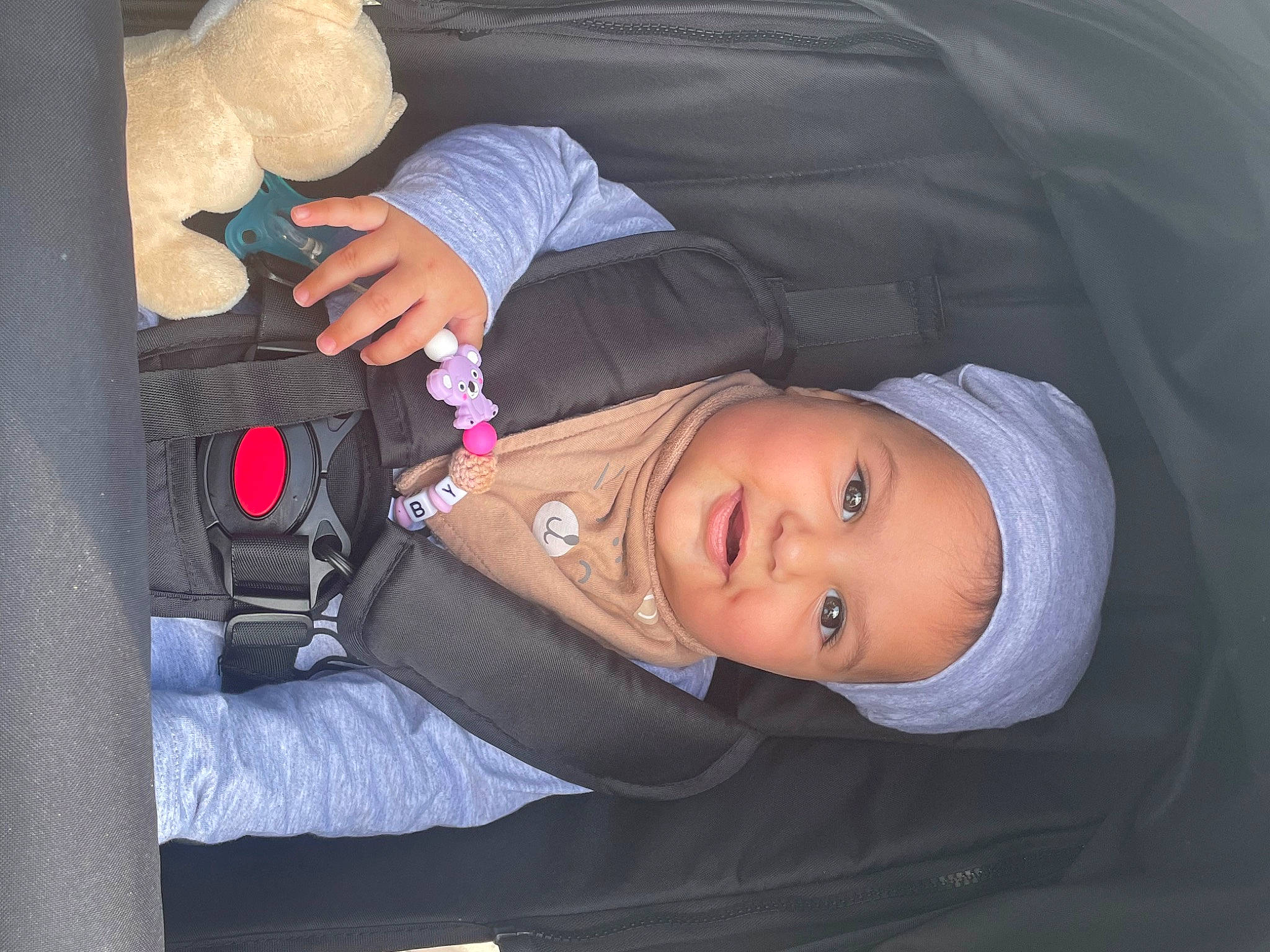 Ayla a rejoint le concours — aidez-le/la à gagner de superbes lots ! arm, auto_part, blond, cheek, child, comfort, eyelash, fun, fur, headwear, human_body, joint, joy, lip, mammal, mouth, nap, person, sitting, skin