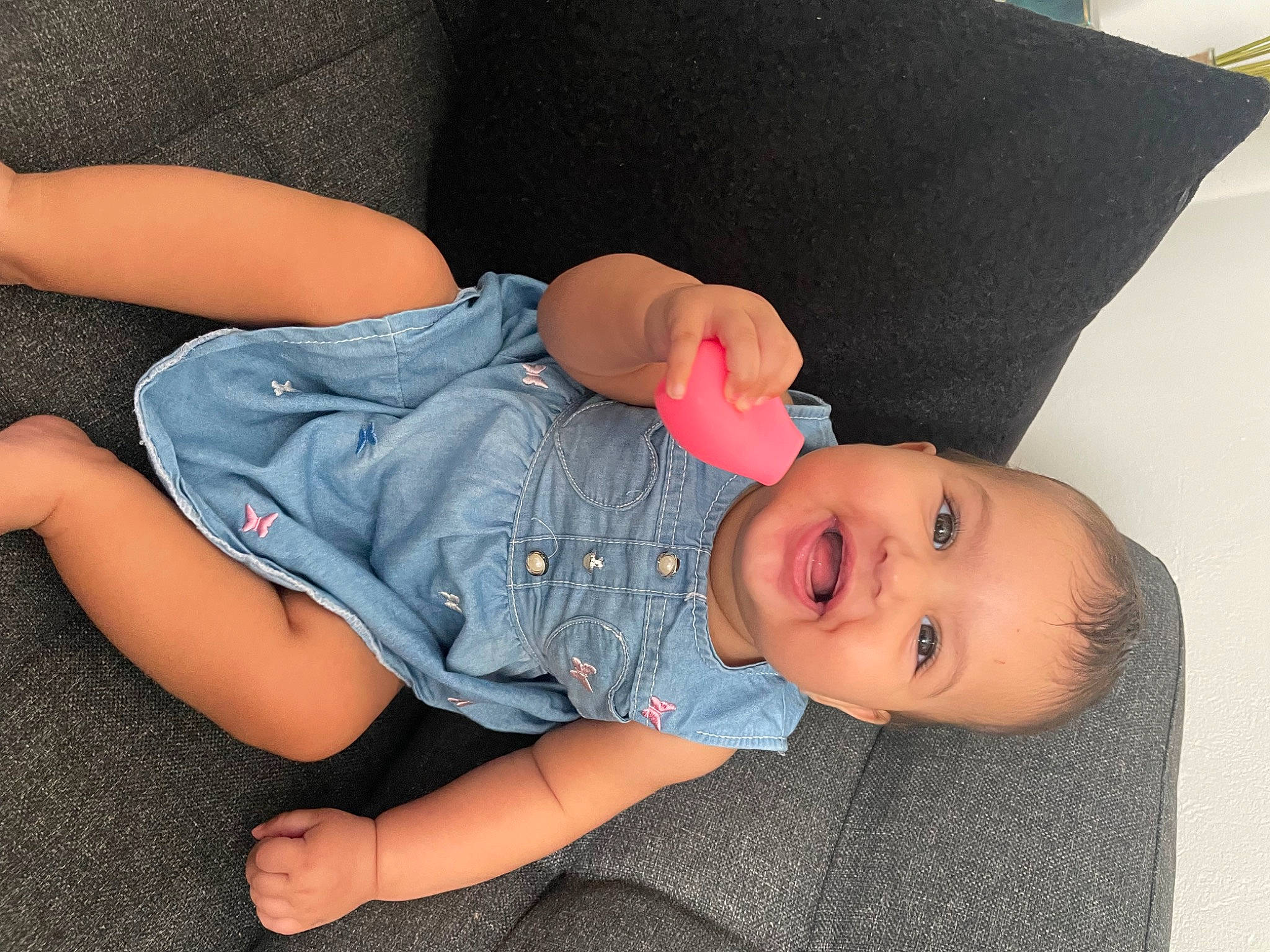 Ayla a rejoint le concours — aidez-le/la à gagner de superbes lots ! baby, baby_products, baby_toddler_clothing, cheek, child, comfort, elbow, electric_blue, finger, human_body, human_leg, joy, knee, leg, mouth, pattern, person, skin, sleeve, smile