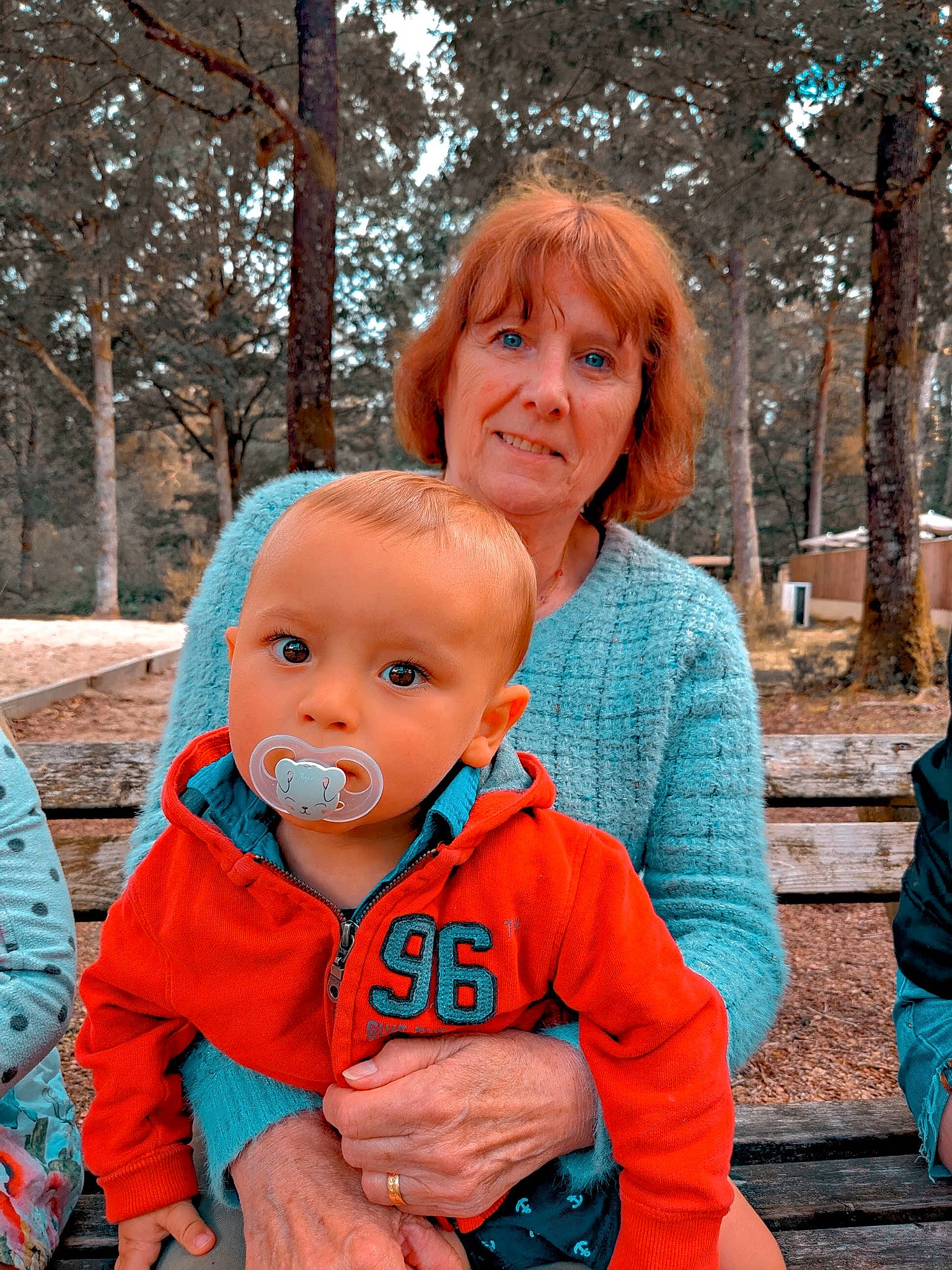 Kays a rejoint le concours — aidez-le/la à gagner de superbes lots ! baby, baby_carriage, baby_products, child, family, fun, grass, happy, joy, leisure, orange, people_in_nature, person, pink, plant, play, recreation, sitting, toddler, tree