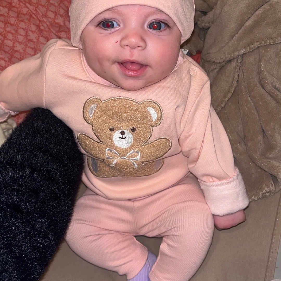 Seyanna participe au concours pour gagner de l'argent avec cette photo : baby, bonnet, cap, clothing, couch, cushion, face, furniture, happy, hat, head, homedecor, hosiery, indoors, pants, person, photography, portrait, sitting, sock