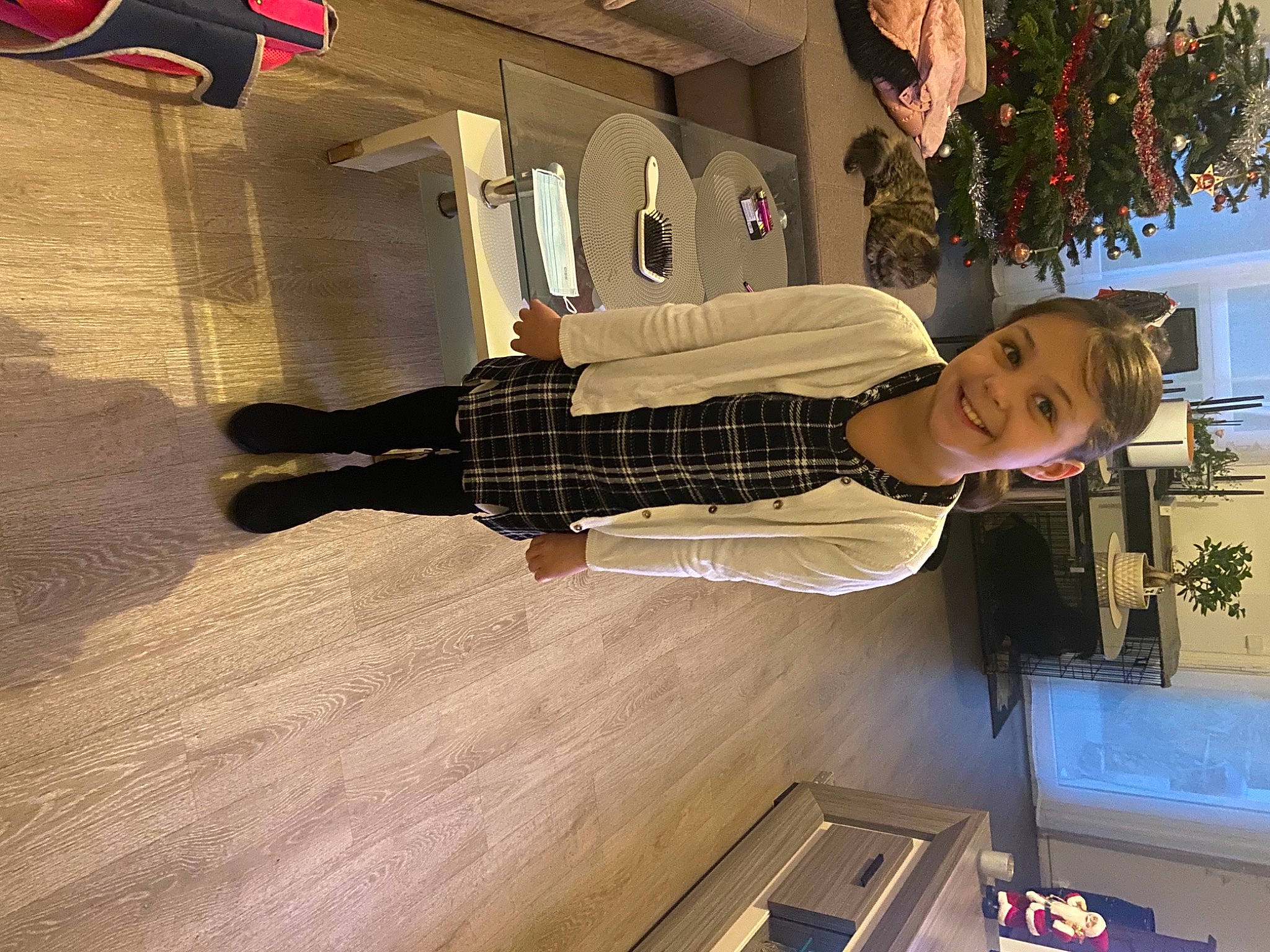 Kassy participe au concours pour gagner de l'argent avec cette photo : flooring, flowerpot, fun, hardwood, houseplant, human_leg, joy, laminate_flooring, mobile_phone, person, plant, room, shadow, smile, stairs, tree, varnish, wood, wood_flooring