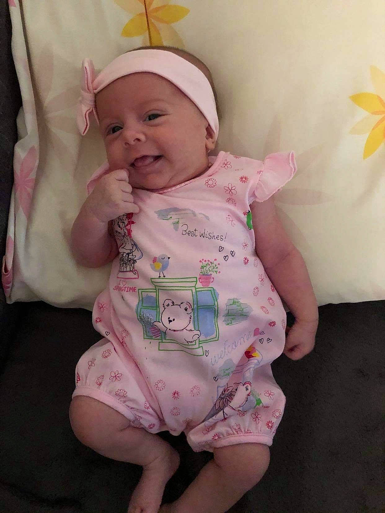 Luana a rejoint le concours — aidez-le/la à gagner de superbes lots ! baby, baby_toddler_clothing, child, headwear, person, pink, skin, smile, toddler