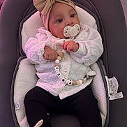 Esma a rejoint le concours — aidez-le/la à gagner de superbes lots ! baby, infant, pacifier, headband, bow, baby_seat, bouncer, white_jacket, black_leggings, booties, beads, pacifier_clip, indoors, portrait, cute, pink_lighting, soft_texture, accessory, brand_babymoov, nursery