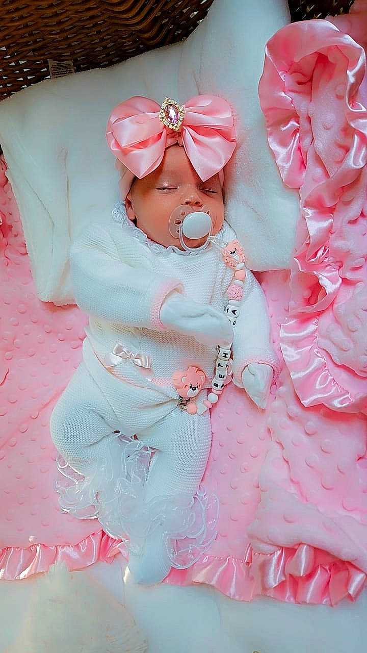 Bethesda a rejoint le concours — aidez-le/la à gagner de superbes lots ! art, baby_products, baby_toddler_clothing, bow_tie, carmine, child, day_dress, dress, fashion_accessory, fictional_character, flesh, headwear, linens, magenta, pattern, peach, person, petal, pink, ruffle