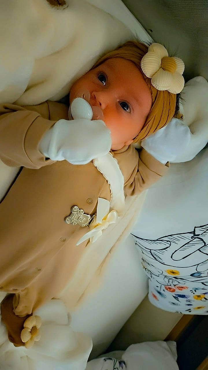 Bethesda a rejoint le concours — aidez-le/la à gagner de superbes lots ! baby, child, comfort, cut_flowers, doll, drinkware, figurine, gesture, headpiece, headwear, linens, peach, person, petal, porcelain, room, rose, serveware, tableware, thumb