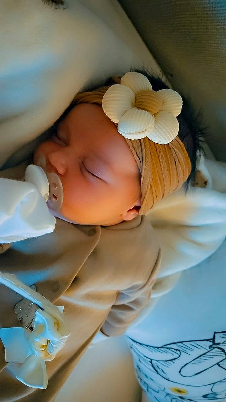 Bethesda a rejoint le concours — aidez-le/la à gagner de superbes lots ! baby, baby_products, baby_sleeping, baby_toddler_clothing, cap, cheek, child, comfort, eyelash, fashion_accessory, happy, linens, pattern, person, petal, portrait_photography, skin, sleeve, textile, toddler