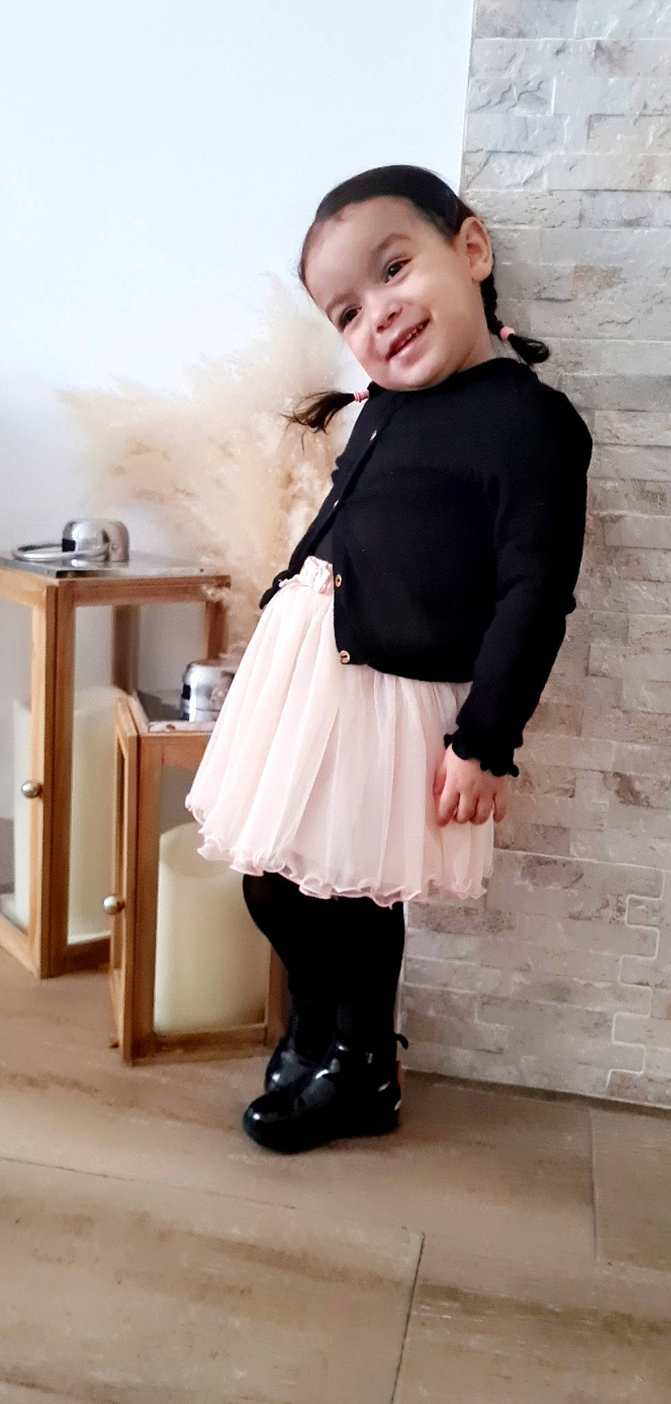 Lilya participe au concours pour gagner de l'argent avec cette photo : baby, baby_toddler_clothing, collar, dress_shirt, fashion_design, flash_photography, happy, human_leg, joint, joy, knee, neck, person, shoe, sleeve, smile, standing, street_fashion, thigh, toddler