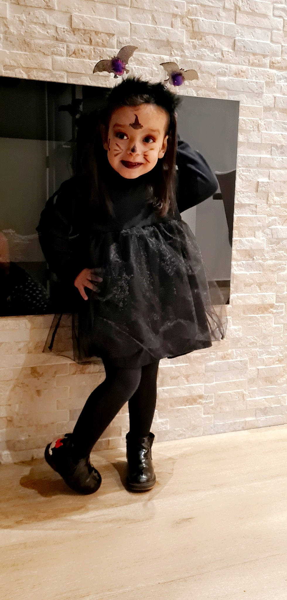 Lilya a rejoint le concours — aidez-le/la à gagner de superbes lots ! fashion_accessory, fashion_design, footwear, formal_wear, fur, human_leg, knee, knee_high_boot, leather, leggings, outerwear, pattern, person, riding_boot, shoe, sleeve, smile, stocking, street_fashion, thigh