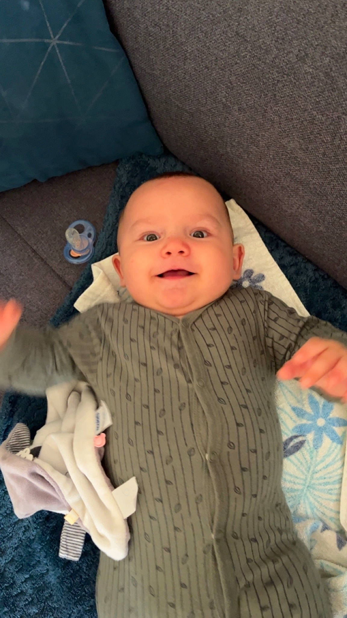 Nino participe au concours pour gagner de l'argent avec cette photo : baby, baby_toddler_clothing, cheek, child, chin, comfort, eye, finger, fun, gesture, head, iris, mouth, nose, person, skin, sleeve, smile, thumb, toddler