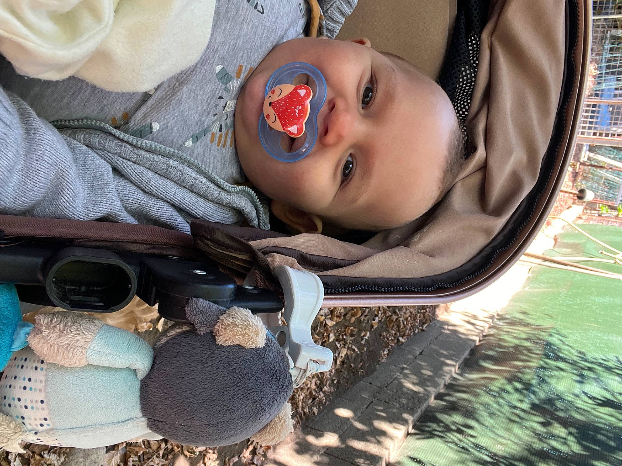 Nino participe au concours pour gagner de l'argent avec cette photo : azure, child, electric_blue, eyelash, eyewear, fashion_accessory, flash_photography, fun, happy, headgear, leisure, organ, pattern, person, personal_protective_equipment, sitting, smile, toddler, tree, water