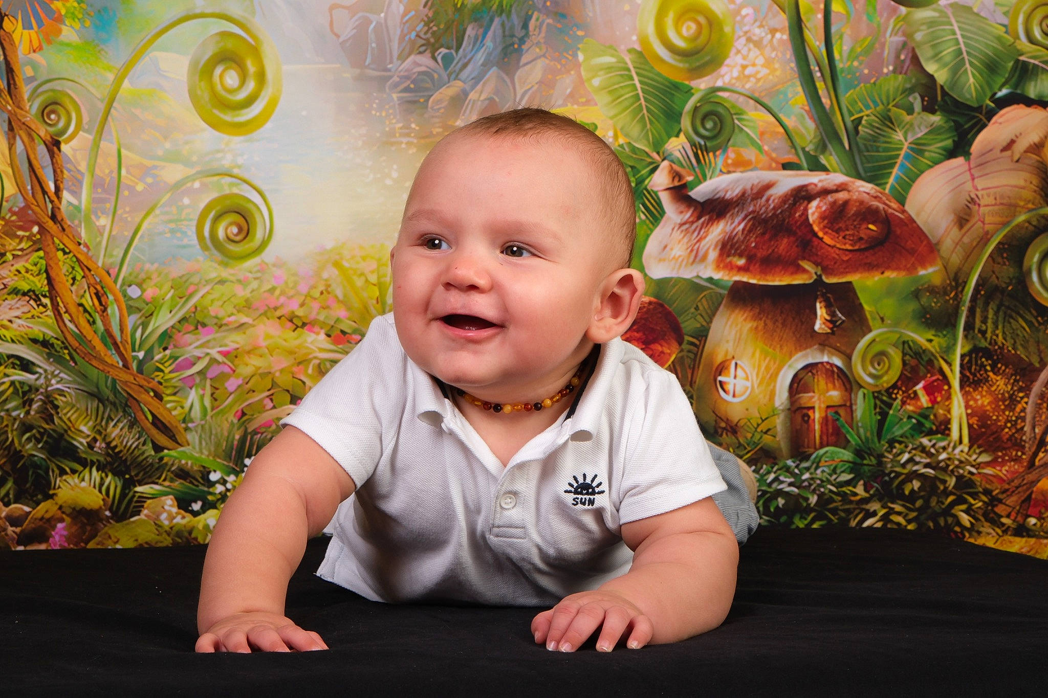 Nino a rejoint le concours — aidez-le/la à gagner de superbes lots ! adaptation, art, baby, baby_toddler_clothing, eye, fawn, flash_photography, grass, happy, iris, joy, leaf, mammal, nature, people_in_nature, person, plant, smile, toddler, tree