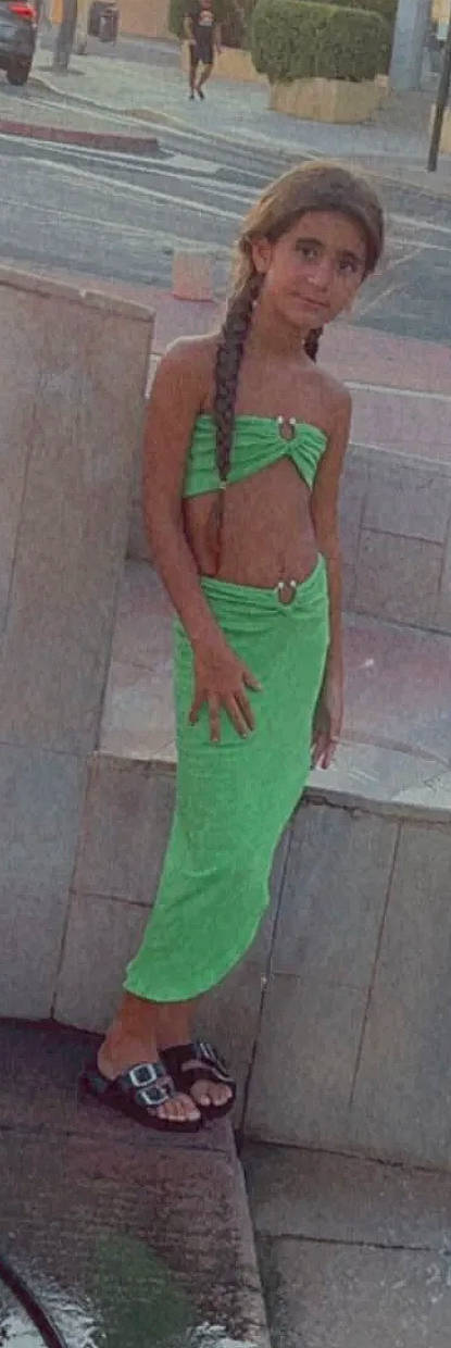 Tayana participe au concours pour gagner de l'argent avec cette photo : belt, calf, chest, dress, electric_blue, fashion_design, fashion_model, formal_wear, human_leg, joint, knee, leg, navel, person, sleeve, sleeveless_shirt, sportswear, sunglasses, thigh, trunk