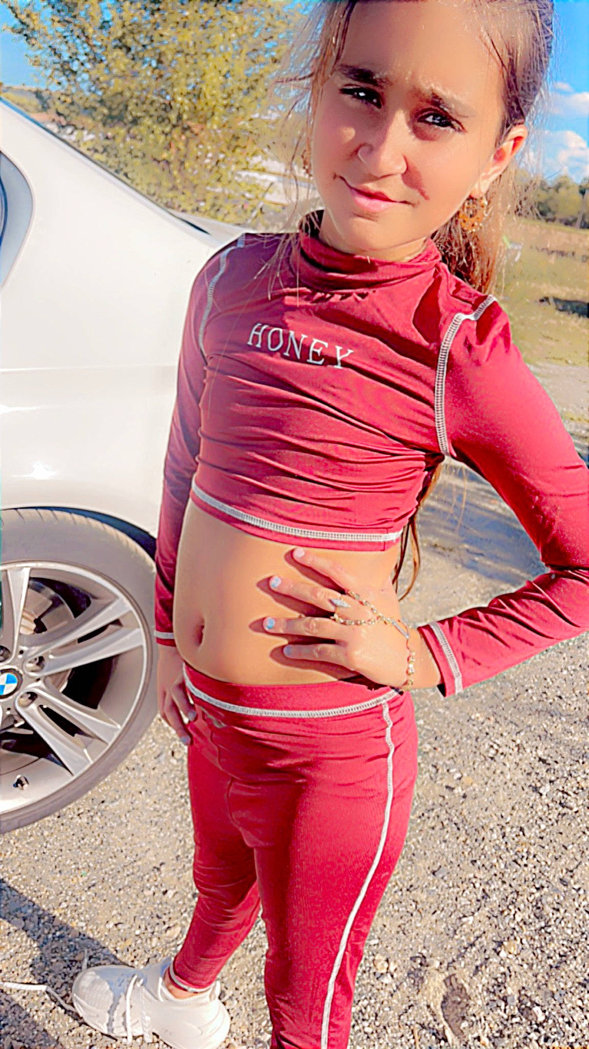 Tayana a rejoint le concours — aidez-le/la à gagner de superbes lots ! automotive_design, automotive_exterior, automotive_lighting, automotive_tire, bumper, car, fashion, fender, hood, joy, motor_vehicle, person, personal_luxury_car, sleeve, sportswear, standing, thigh, tire, vehicle, vehicle_door